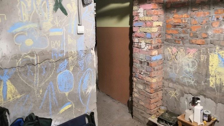 Steny protileteckého úkrytu zostávajú svedkom prítomnosti detí (Černihov, Ukrajina)