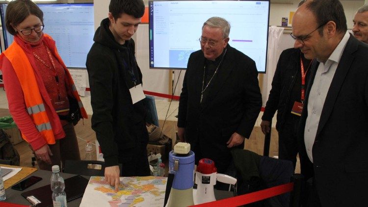 Cardinal Hollerich and Rev. Krieger talk to volunteers at the Polish-Ukrainian border