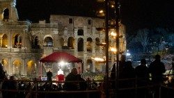Un'immagine della prima Via Crucis al Colosseo presieduta da Papa Francesco (29 marzo 2013)