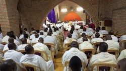 Les prêtres, au cours de la messe chrismale célébrée le mercredi 13 avril 2022 à la Cathédrale Notre Dame du Congo par l’archevêque de Kinshasa (RD Congo), le Cardinal Fridolin Ambongo