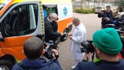 O cardeal Krajewski entrega a ambulância ao Hospital do Coração de Kiev