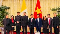 Il Gruppo di lavoro congiunto Vietnam-Santa Sede, il quarto da sinistra è monsignor Wachowski, sottosegretario per i Rapporti con gli Stati