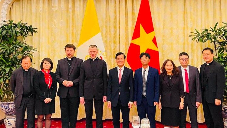 Účastníci stretnutia vatikánsko - vietnamskej pracovnej skupiny 22. apríla 2022 v Hanoji