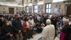 Papa na audiência a participantes do Simpósio Missionário Jovens, promovido pela Fundação Missio (Vatican Media)