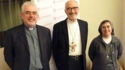 De izquierda a derecha: el padre Fabio Baggio, el cardenal Michael Czerny y la hermana Alessandra Smerilli