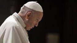 Papež Frančišek v molitvi