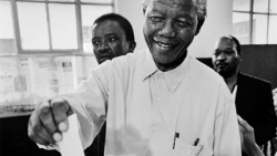 Nelson Mandela aux urnes en 1994, lors des premières élections nationales non ségrégationnistes de l'histoire de l'Afrique du Sud. 