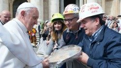 Le Pape François rencontrant des ouvriers en 2014, place Saint-Pierre. 