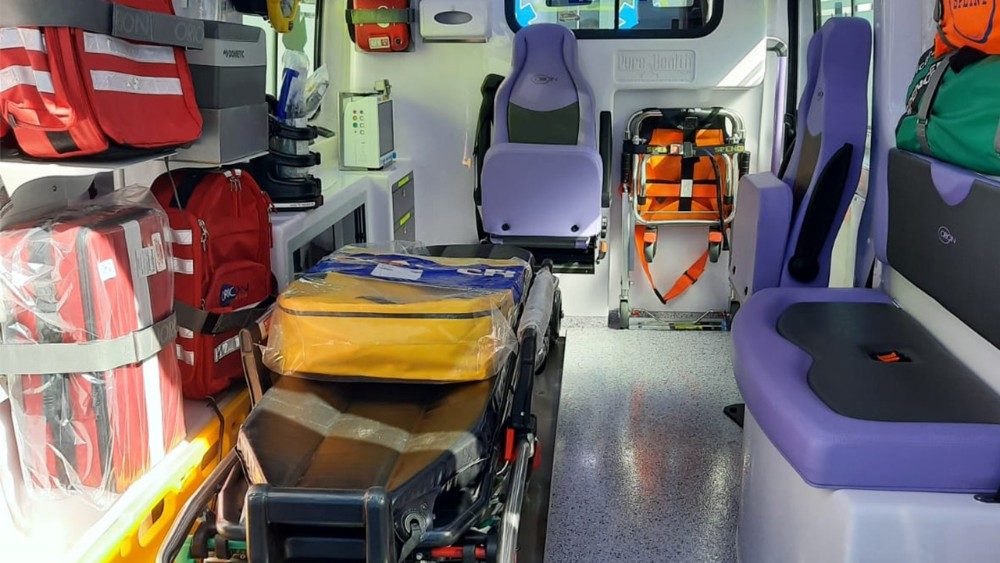 Interior da segunda ambulância doada pelo Papa Francisco que segue para a Ucrânia