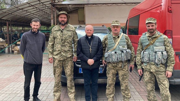 Bp Jan Sobiło z ukraińskimi żołnierzami 