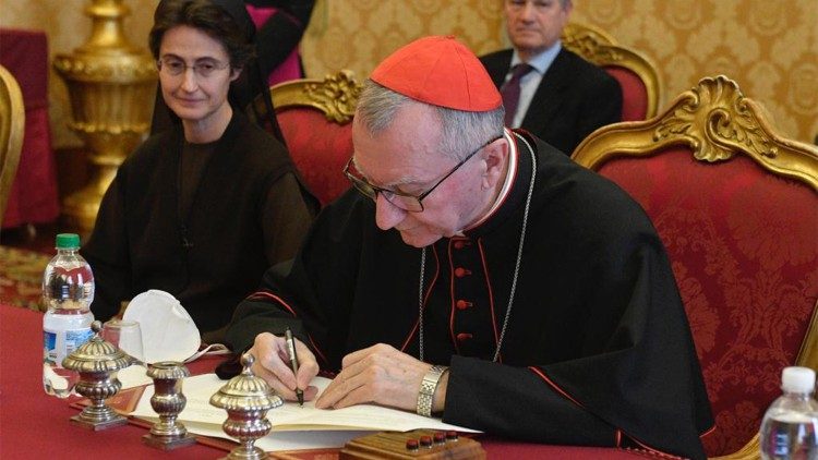 Le cardinal Pietro Parolin, Secrétaire d'État du Saint-Siège, signant l'accord pour rénover la caserne des Gardes suisses.