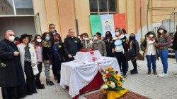 Il reliquiario con la camicia insanguinata del beato Rosario Livatino accolto in una scuola siciliana durante la "peregrinatio". Foto dpn Carmelo Petrone