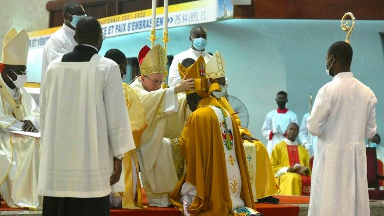 A Abidjan, le cardinal Parolin a présidé la messe d'ordination de Mgr Mambé Jean-Sylvain Emien, nouveau nonce apostolique au Mali.