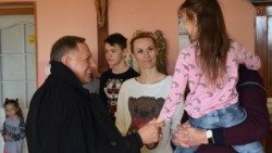 Abp Mieczysław Mokrzycki wśród uchodźców ze wschodniej Ukrainy