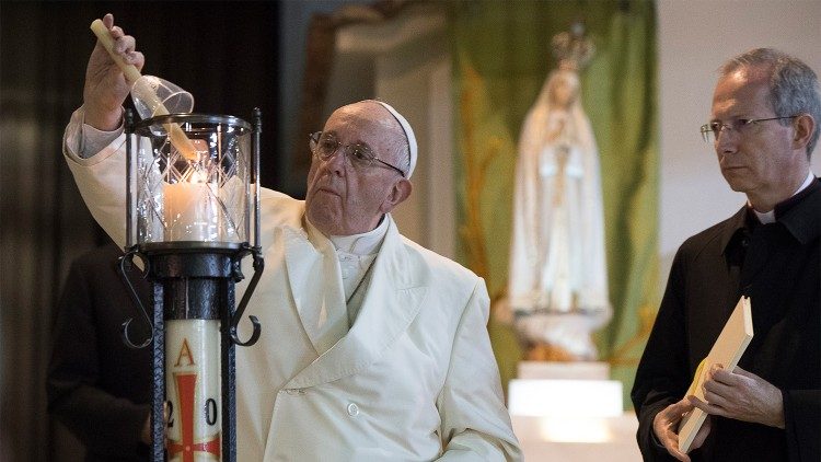 Un momento del pellegrinaggio di Papa Francesco, nel 2017, a Fatima.