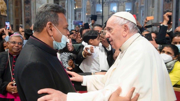 Papst Franziskus und Patrick Perera am 25. April 2022, als Franziskus Betroffene der Anschläge im Vatikan traf