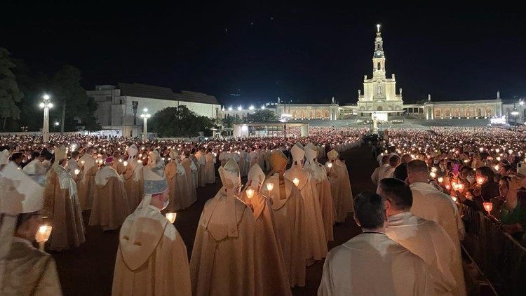 Procesión en el Santuario de Fátima con mons. Edgar Peña Parra 