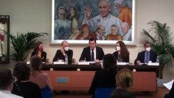 Vatikāna radio Markoni zālē notiek preses konference