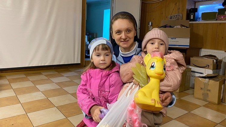 Sœur Svitlana Matsiuk avec deux enfants déplacés.