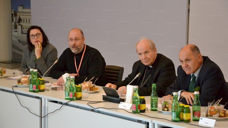   Archivbild: Ostkirchen-Generalvikar Yuriy Kolasa (2. v.l.) zusammen mit Kardinal Christoph Schönborn