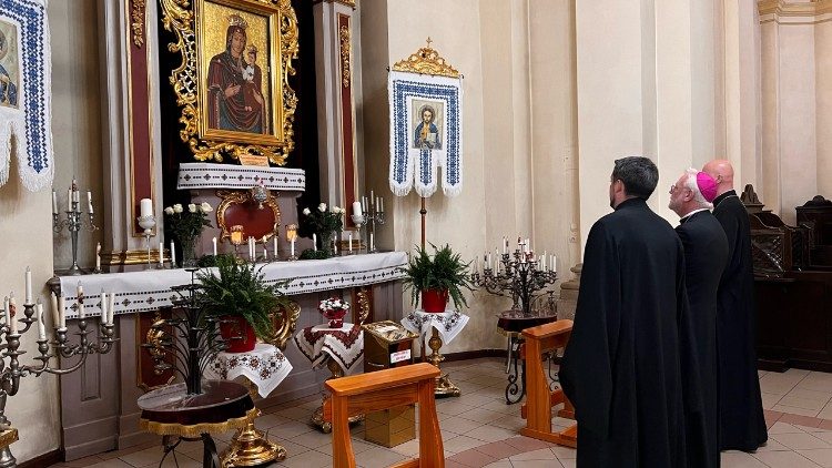 Archbishop Gallagher visits Kyiv on second day in Ukraine - Vatican News