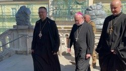 Erzbischof Gallagher (Mitte) in der Ukraine