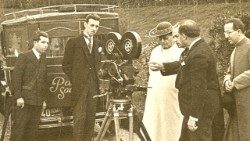 Pius XI. mit Paramount-Kameraleuten in den 1930er Jahren