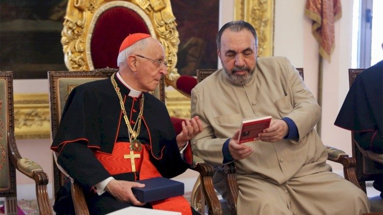 Kardinal Fernando Filoni (links)