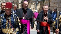 À direita, na foto, o cardeal Fernando Filoni, ao lado do patriarca latino de Jerusalém, Pierbattista Pizzaballa