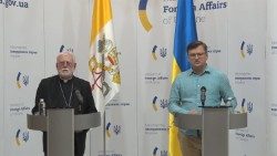 共同記者会見する、バチカン外務局長ギャラガー大司教とクレバ・ウクライナ外相　2022年5月20日　ウクライナ・キーウ