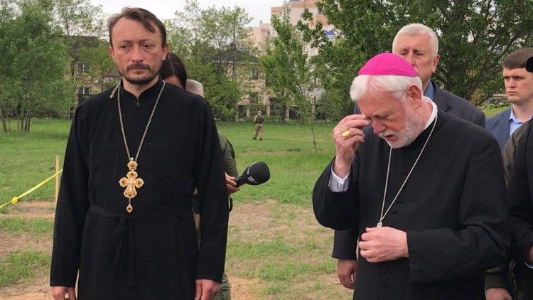 Archbishop Gallagher prays before the tombs of Ukrainian war victims