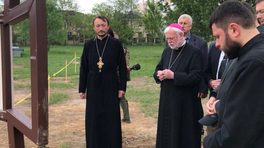 Mons. Gallagher v ukrajinskej Buči (20. mája 2022)