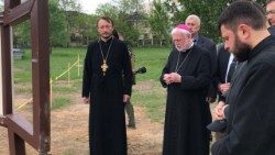 Arkivyskupas P. Gallagheris prie bendros kapavietės Bučoje (2022 gegužės 20 d.)