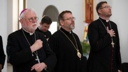 2022.05.21 Arcivescovo Paul Gallagher a Kiev con arcivescovo maggiore Sviatoslav Shevchuk e nunzio apostolico Visvaldas Kulbokas 