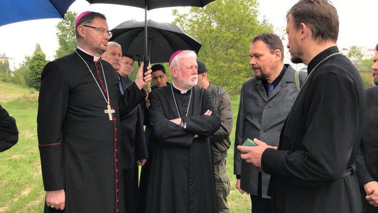 Kulbokas (l.) mit dem vatikanischen Außenminister, Erzbischof Gallagher, im Mai letzten Jahres in Butscha