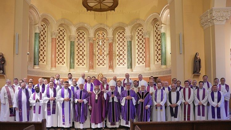 O grupo de padres pregando a Eucaristia (foto cortesia da USCCB)
