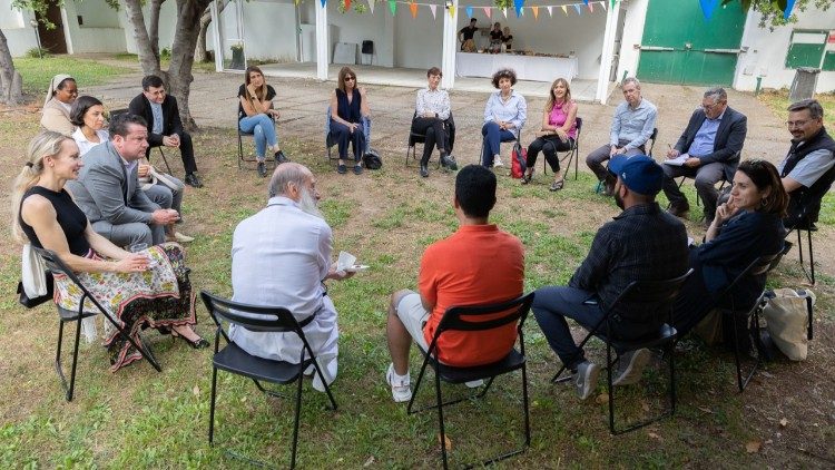 A Casa Scalabrini 634, la delegazione del Global Solidarity Fund ascolta le testimonianze di alcuni migranti. Foto Lorenzo Monacelli, GSf
