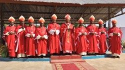 Les évêques de la province ecclésiastique de Kinshasa, après la messe du centenaire d’évangélisation du diocèse d’Idiofa, à Ipamu (RD Congo)