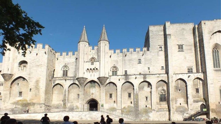 1323. július 18-án Avignone-ban XXII. János pápa avatta szentté Aquinói Tamás domonkos szerzetest