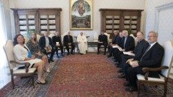 Der Papst und die Leiter der verschiedenen Jesuitenzeitschriften bei der Audienz am 19. Mail 2022