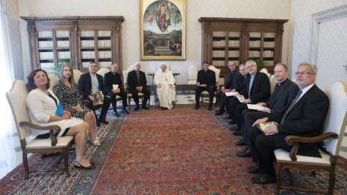 Der Papst und die Leiter der verschiedenen Jesuitenzeitschriften bei der Audienz am 19. Mail 2022
