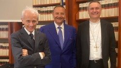 Cardeal Gambetti na Câmara dos Deputados junto com o presidente da Agência para o Microcrédito Mario Baccini