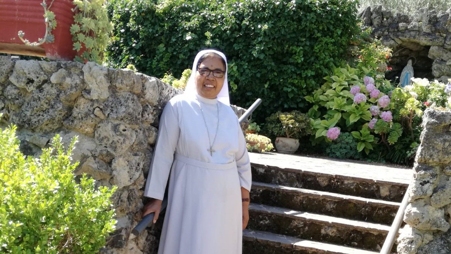 L'infermiera anti-Covid del presepe 2020 donata al Vescovo di Verona /  Attualità / Home - Verona Fedele