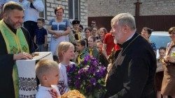 El Exarca de Donetsk, Monseñor Stepan Meniok junto a los fieles