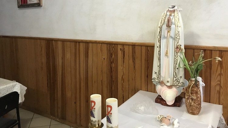 Zniszczona przez Rosjan figurka Maryi w seminarium w Worzelu