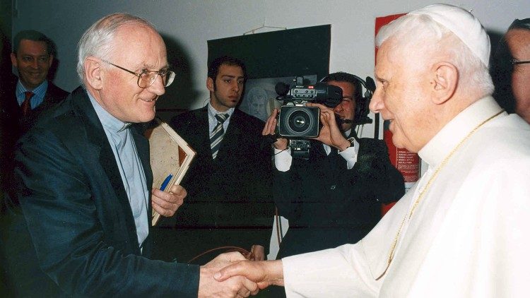 Benedikt XVI. 2005 bei einem Besuch bei Radio Vatikan mit dem damaligen Leiter des deutschen Programms, P. Eberhard v. Gemmingen