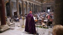 Il cardinale Czerny presiede la veglia di preghiera per le vittime del Mediterraneo, nella basilica di S. Maria in Trastevere, a Roma