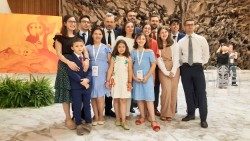La famiglia Paloni in Aula Paolo VI durante il X Incontro Mondiale delle Famiglie 