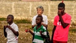 Māsa Luīza ar Haiti bērniem