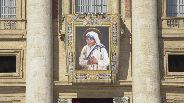 Imagem de Madre Teresa de Calcutá exibida durante sua canonização